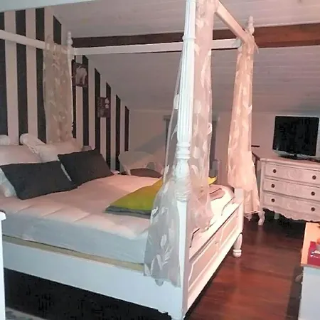 Bed & Breakfast Chez Les Dom's *